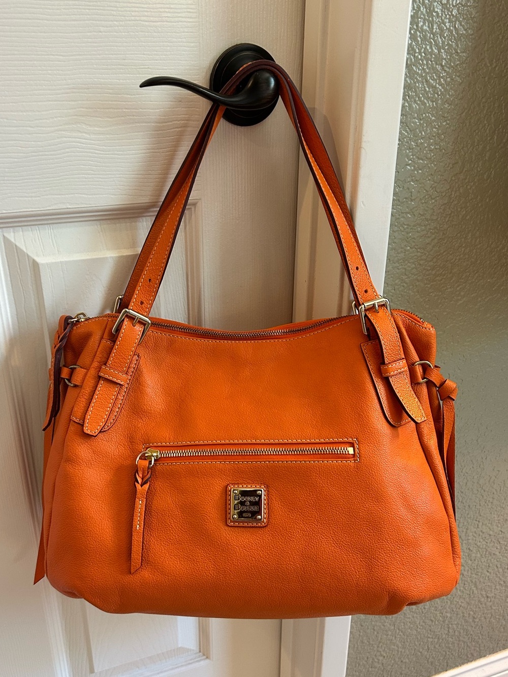 Dooney and Bourke:

Large Nina 🍊🧡 Leather Bag
